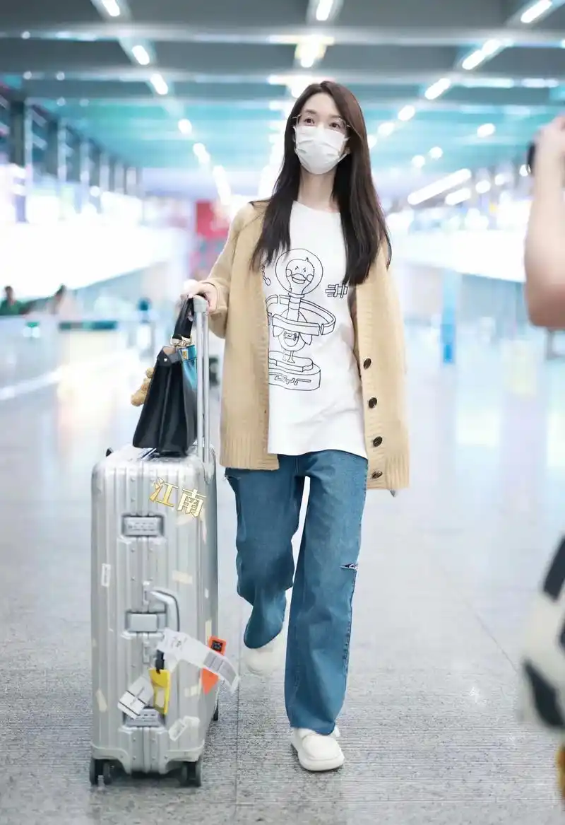 演员陈瑶 最新机场look!一身休闲装 - 抖音