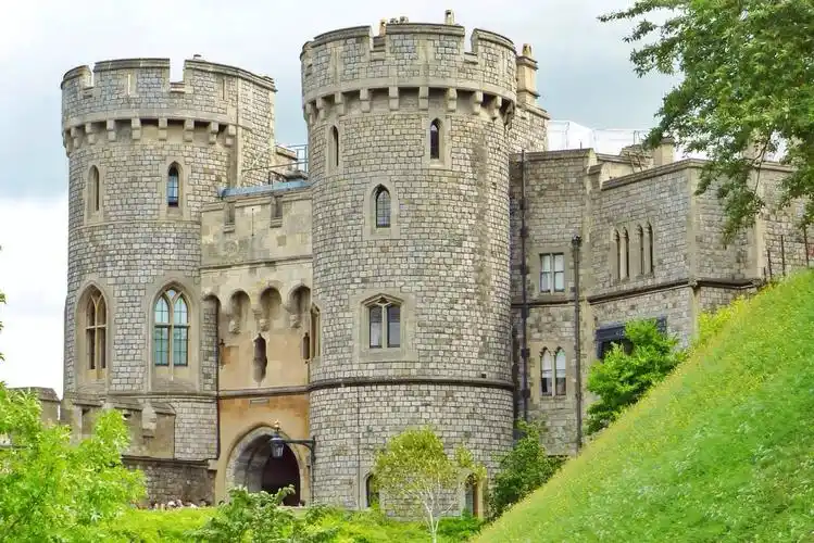 p>温莎城堡 i>(英语:windsor castle) /i>位于英国 a target="_blank