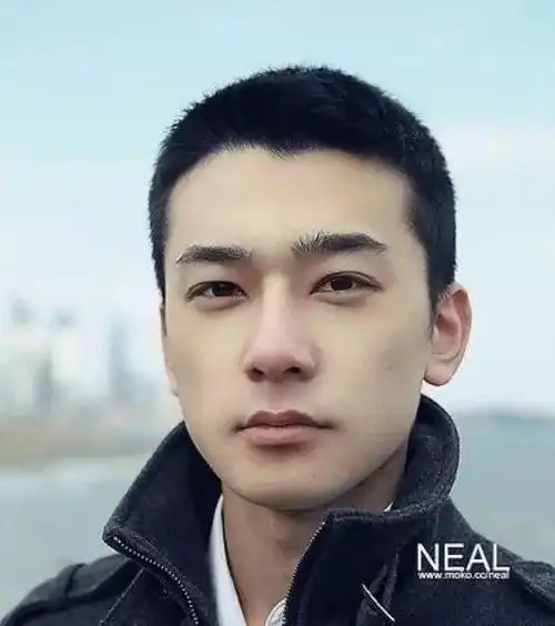 特点:圆寸是一种男生发型,区别于平头.