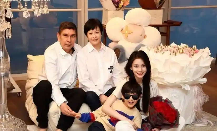 不过,杨颖的心态倒是挺乐观,还晒出了爹妈和儿子陪她过生日的全家福.