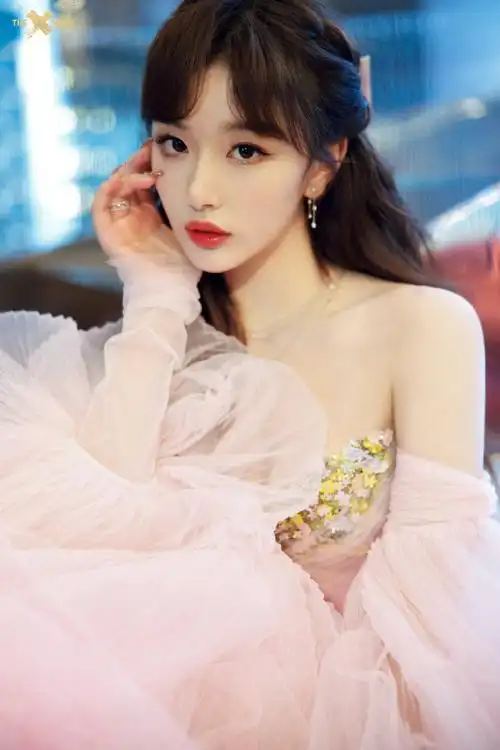 孔雪儿花朵抹胸纱裙好公主