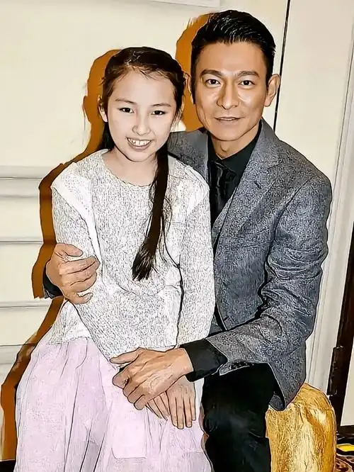 许多人对刘德华的事业成功和家庭幸福感到好奇.