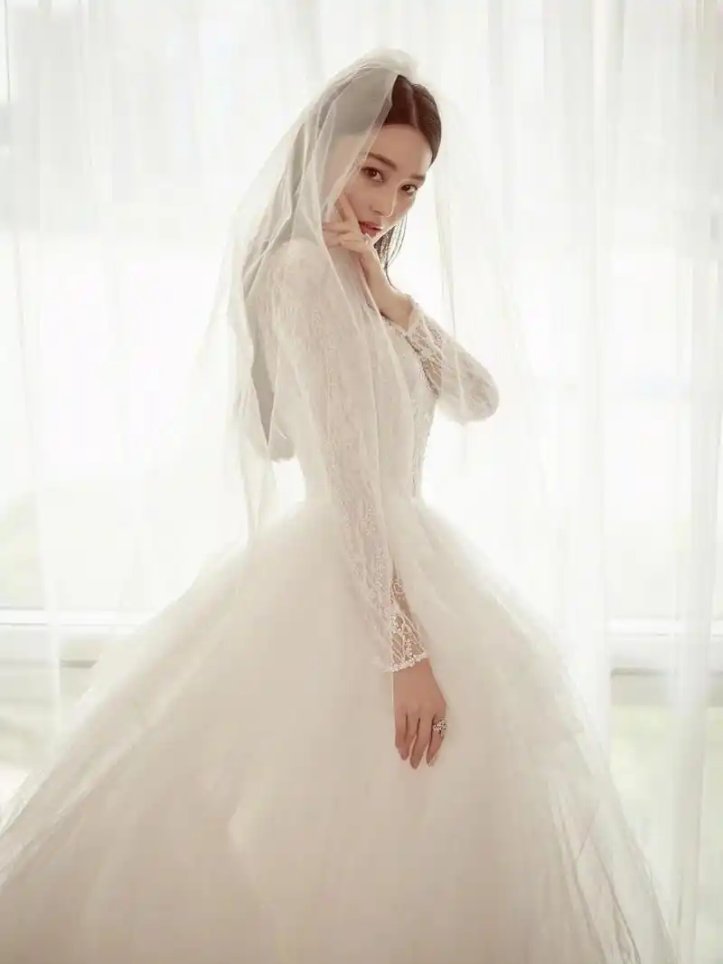 张馨予晒婚纱照拿筷子眨眼卖萌 与何捷大快朵颐很可爱