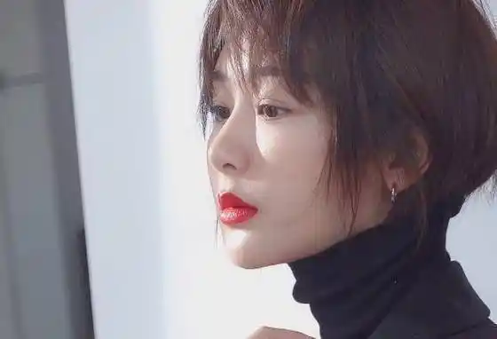 原创杨紫红唇大片出炉利落短发尽显28岁轻熟范跷二郎腿好霸气