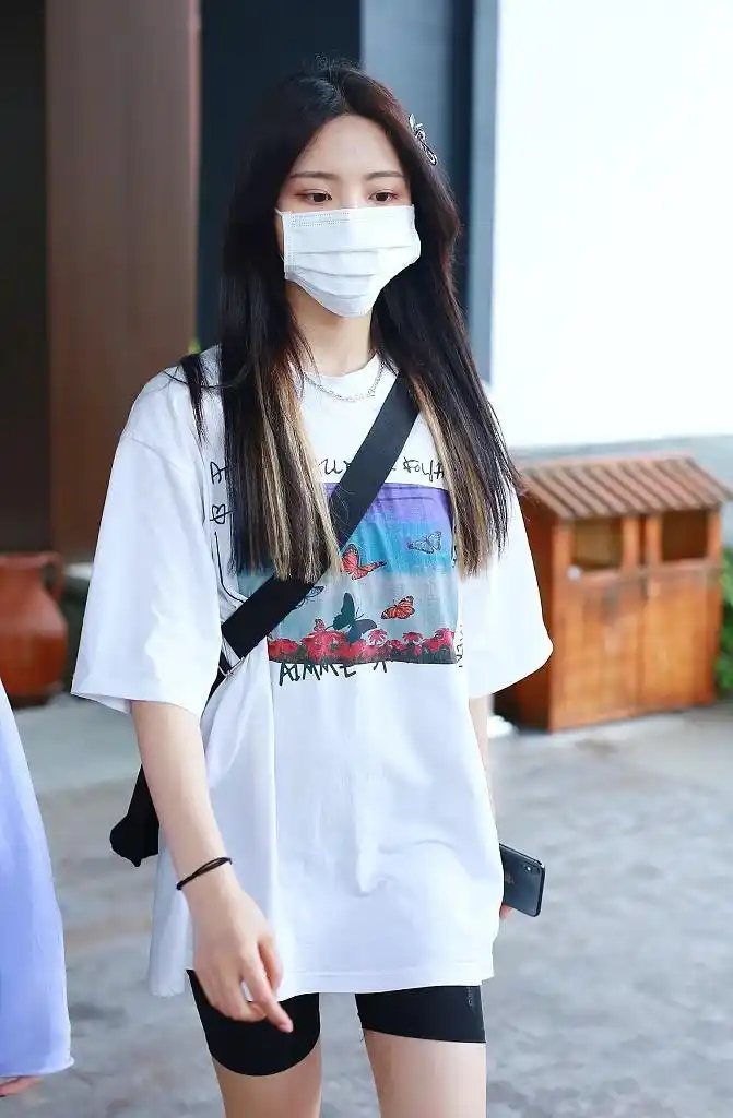 杨超越穿健美裤秀长腿挑染黄发走路带风活力元气