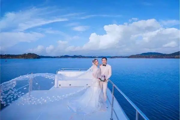 一,拍摄前和摄影师沟通好很多新人在拍外景婚纱照当天才和摄影师见面