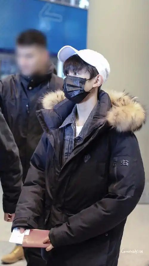 王源戴口罩穿羽绒服现身机场启程前往纽约下半身再多穿点就好了