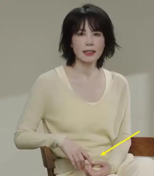 52岁王菲代言内衣品牌穿黄色小背心身材姣好不断抠手指显紧张