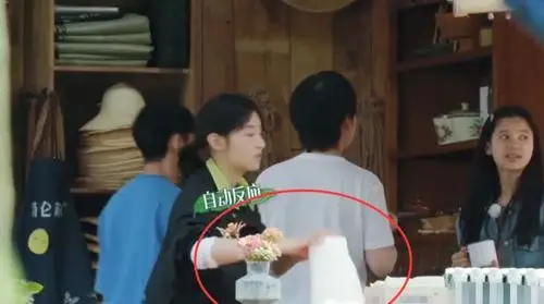 张艺兴床边被狗尿湿,张子枫蹲下清理反被泼冷水:反正我不睡地上