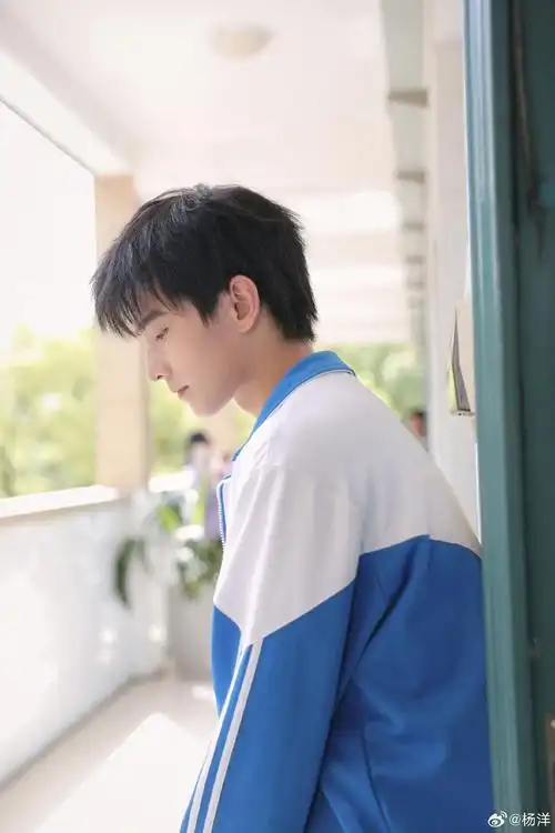 组图:杨洋分享《我的人间烟火》片场照 校服战损妆少年破碎感_高清