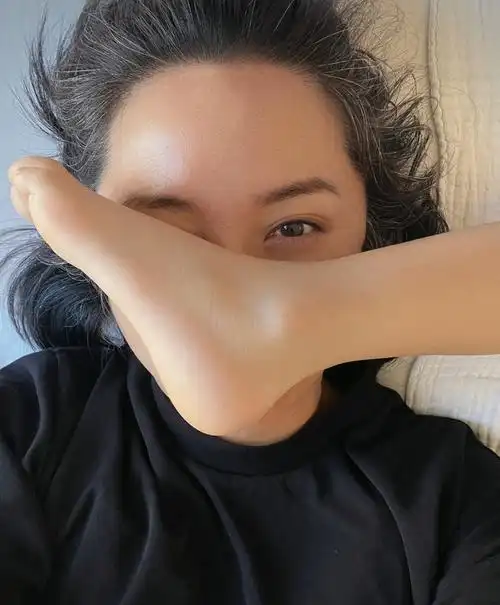 李佳最近在自己的社交媒体上难得的自|拍,称自己的儿子用脚踩自己的脸