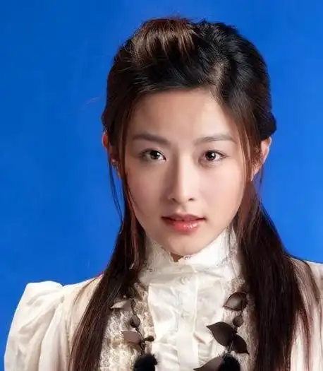 她是唐嫣同班同学,出道20年零绯闻,父亲是她不结婚的底气