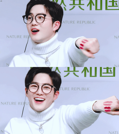 网友:—谢谢金俊勉让我免费看到这么帅的脸蛋,美男不管戴不戴都超级帅