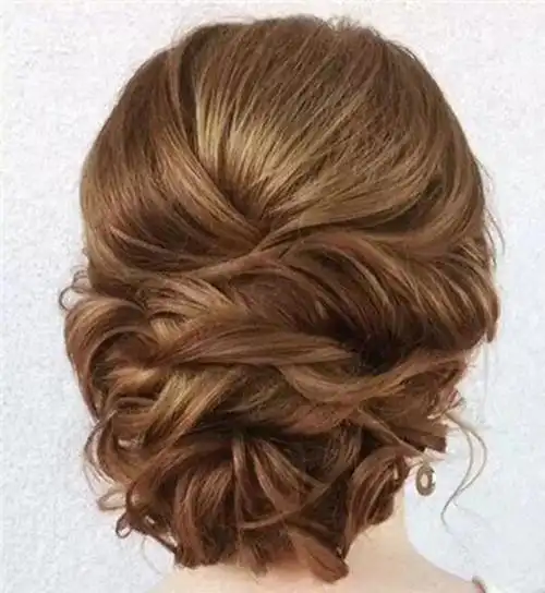 花瓣形的交叉盘发造型,不仅适用于日常,也适用于婚礼,清爽又气质.