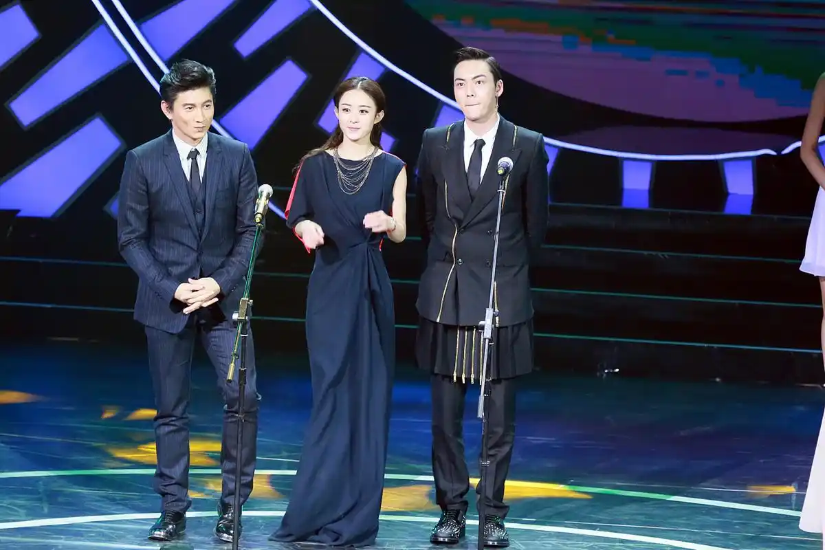 陈伟霆和赵丽颖两次同框,这穿搭风格,倒是一点没变[左捂脸]!