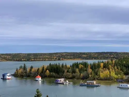 它是加拿大西北地区唯一的城市.市中心不大,一