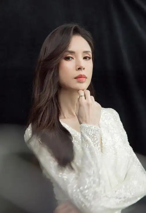 李若彤亮片裙性感写真图片