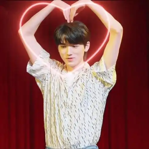 宋亚轩爱心针织马甲造型