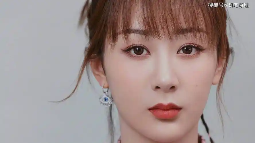 高清无水印美女明星杨紫桌面壁纸下载13张