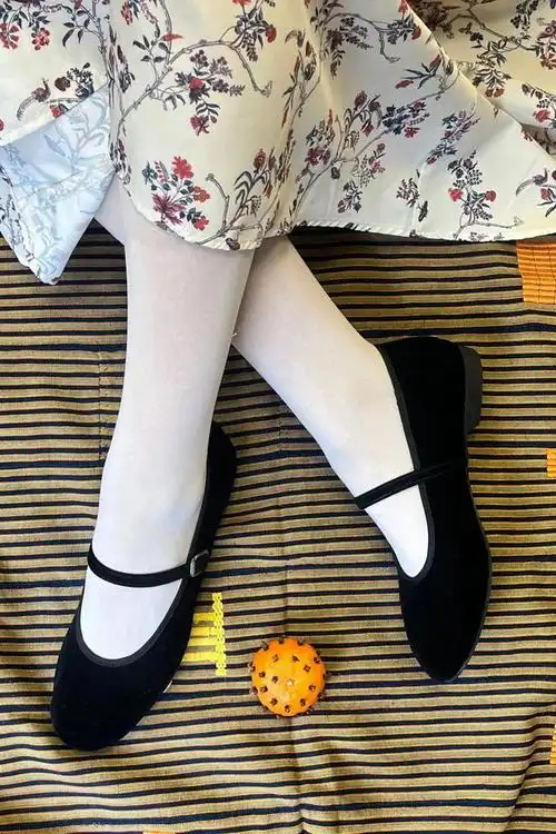 对于本身就充溢着复古情怀的玛丽珍布鞋而言,打造复古风格绝对得心应