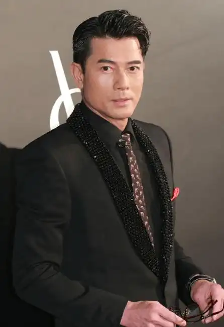 事实证明,这才是57岁郭富城"反油腻"秘诀:衣不穿紧,发不过耳_发型