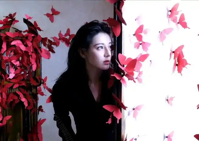 迪丽热巴美神蝶恋花##迪丽热巴封面 捂胸