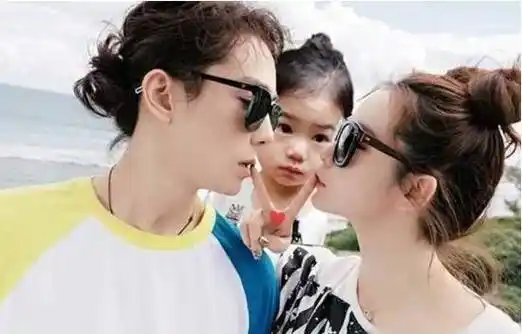 也因为爸爸妈妈带着参加节目,被更多的人喜爱,她就是戚薇的女儿lucky