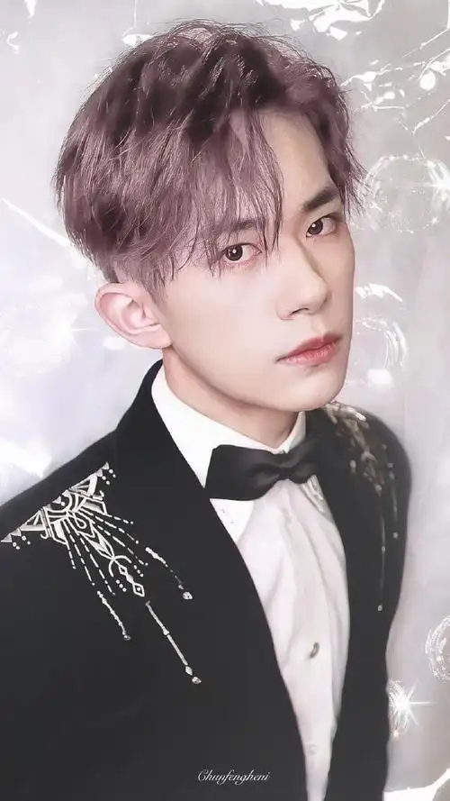 tfboys分享210719玫瑰金发色系易烊千玺前来报道想念那个在舞台上闪闪