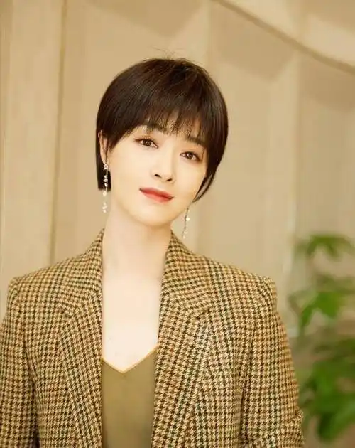 蒋欣真是微胖女神剪短发配格纹西装好有气质照样御姐范儿十足