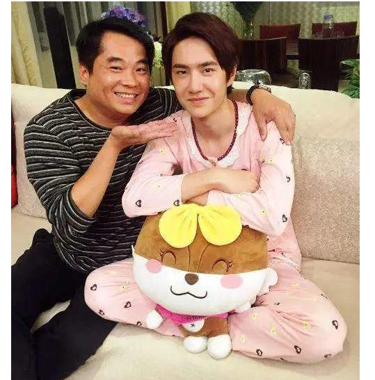 王一博家中"最丑"?看到他姐姐的照片,网友:我彻底沦陷了