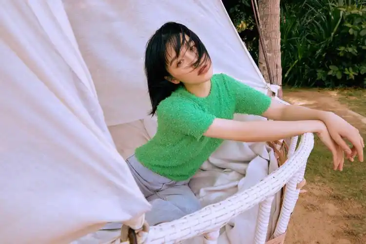 阚清子绿色毛衣慵懒休闲写真图片