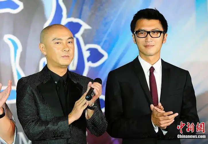 8月17日,谢霆锋,张卫健一同亮相电视剧《下一个奇迹》北京发布会.