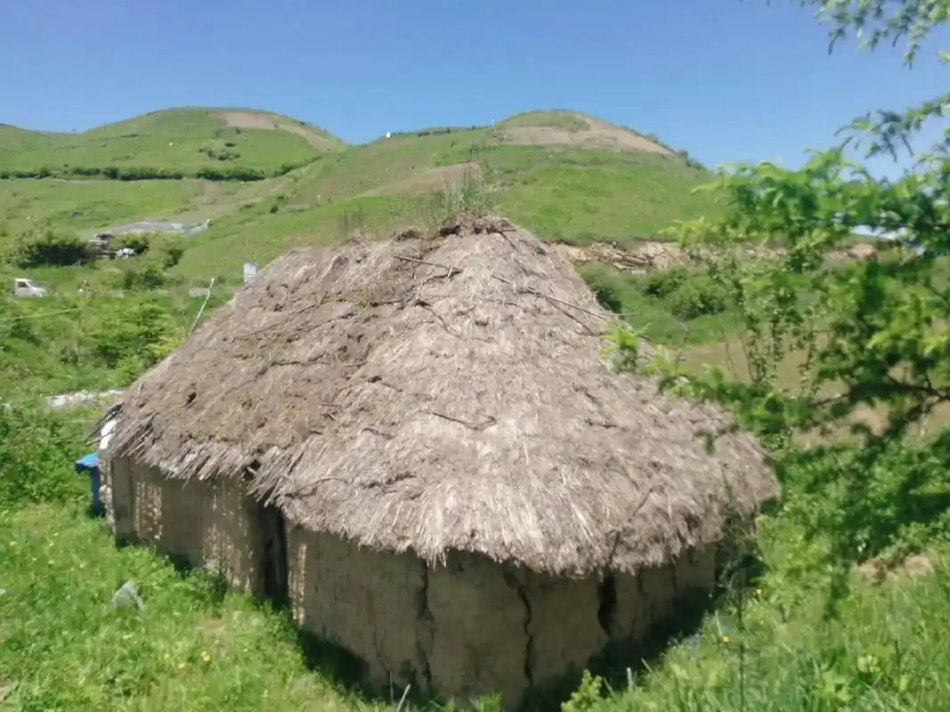 好想去大山深处,搭个草棚过着原始生活,过着与世隔绝的日子,看 - 抖音