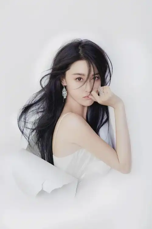 女星张馨予突然冲上热搜,她的衣帽间照片曝光引发网友热议.