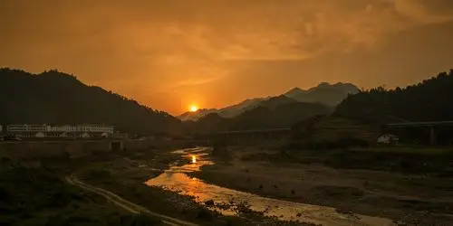 夕阳下的小山村