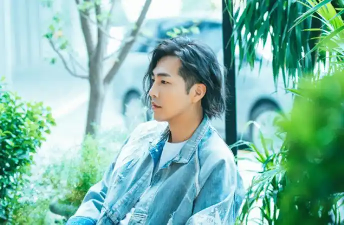 邹廷威素颜图片(《经山海》终于开机,王丽坤搭档张国强,看到邹廷威后