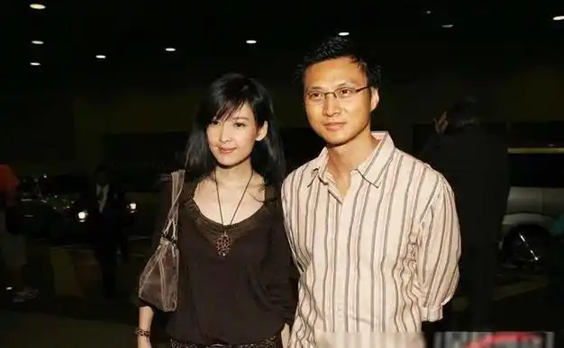 周慧敏与老公倪震合照流出!粉碎离婚传言,夫妻依偎灿笑感情好