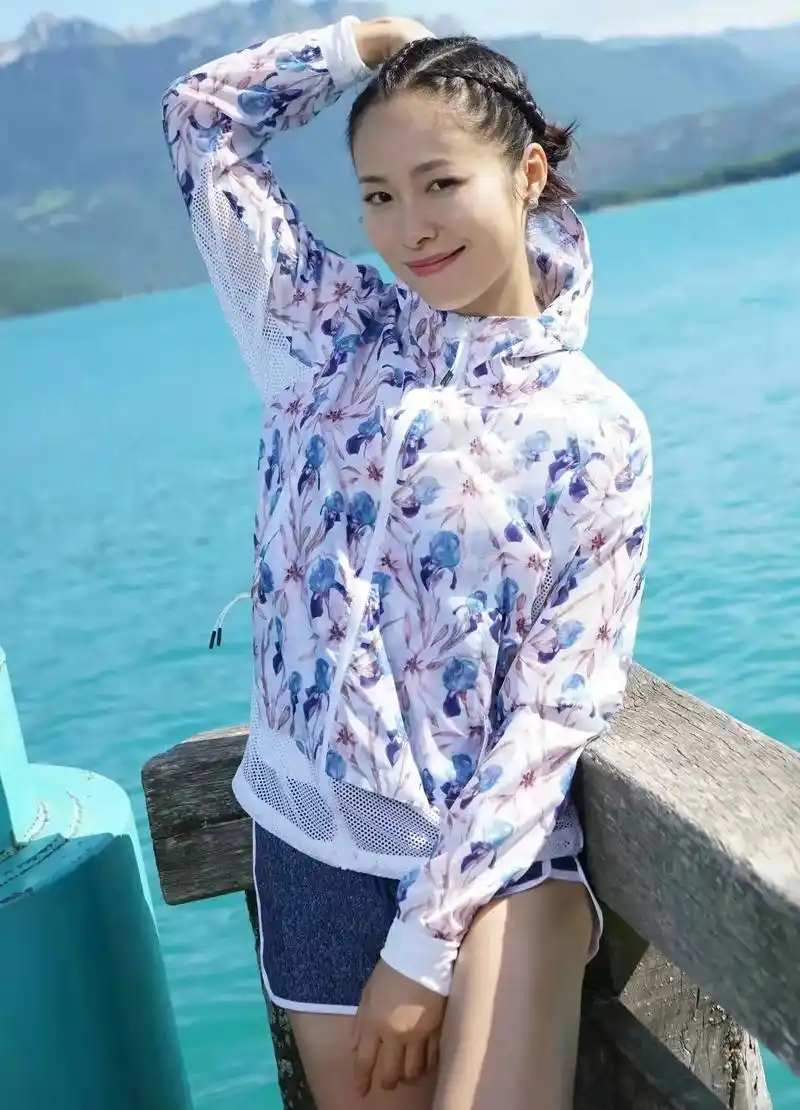 江一燕"海边度假照"曝光,拍照动作惹争议,评论数超过1500条