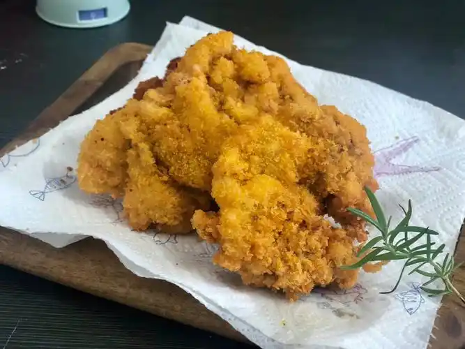 黑胡椒粉,孜然粉,椒盐,盐,鸡蛋液,玉米淀粉,面包糠步骤:1,鸡腿去皮,用