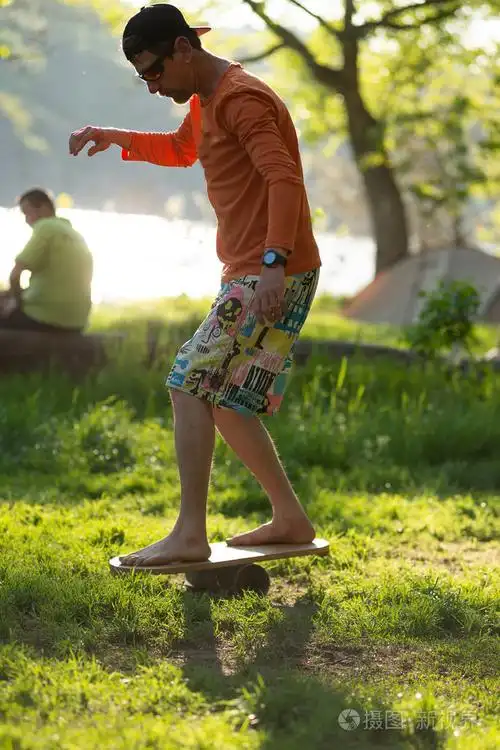 被聚焦的人赤脚是训练在平衡板照片-正版商用图片0okfrx-摄图新视界