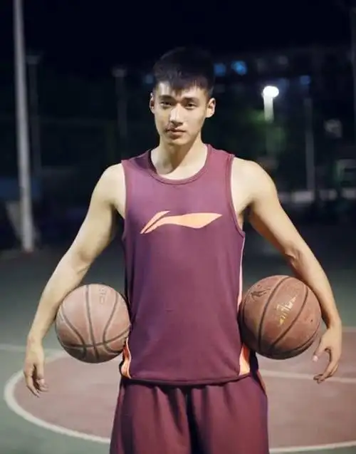 坚持打篮球5年的男生身体会出现这3种变化帅哥是这样炼成的