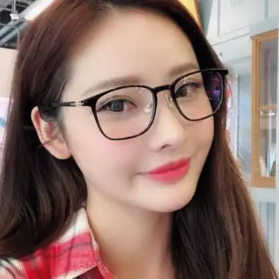 近视女可可爱爱又漂亮