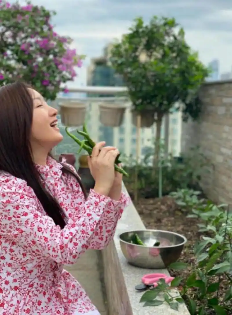 杨钰莹素颜气质超朴实,穿村妇裙和农村大妈没差别,气质真不一般