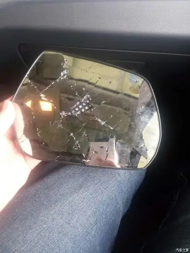 r7 右后视镜里镜片破碎