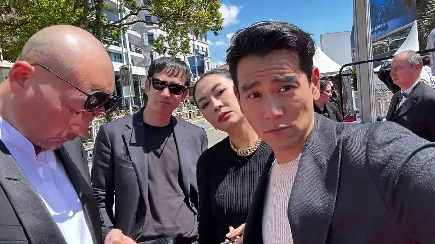 彭于晏晒戛纳众明星大合影,佟丽娅很豪放,古天乐脸僵,林峰老了