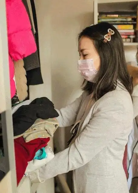 因为没有衣服可穿她丢掉了半个衣柜的衣服