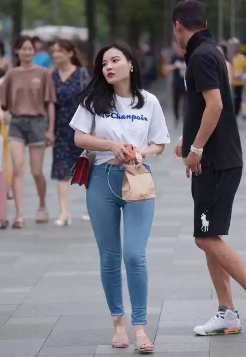原创宽臀型女生偏爱牛仔裤搭配美的惬意又清新好看又自信