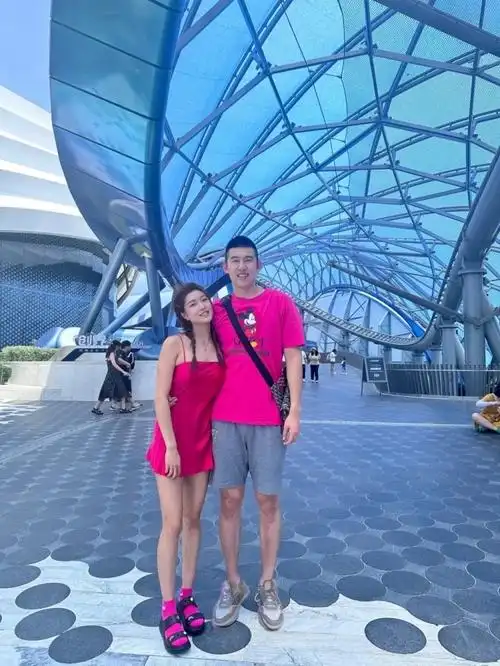 甜蜜暴击!付豪女友晒二人出游的恩爱合照_腾讯新闻