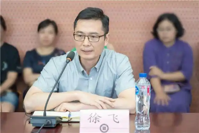 原中华中学党委书记徐飞出任校长