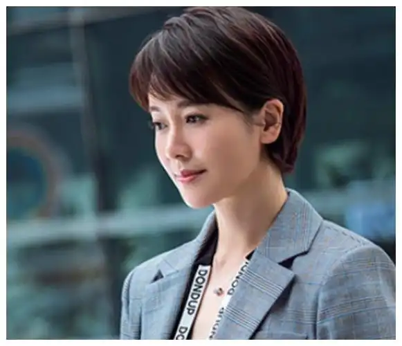 靳东官宣一新剧,原以为女主已经够美了,但看到女二瞬间就爱了